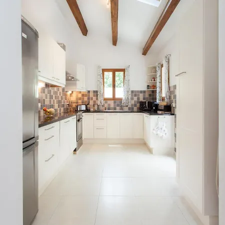 Hirondelle - A Beautiful In The Heart Of The Cathar Country