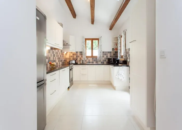 Hirondelle - A Beautiful In The Heart Of The Cathar Country